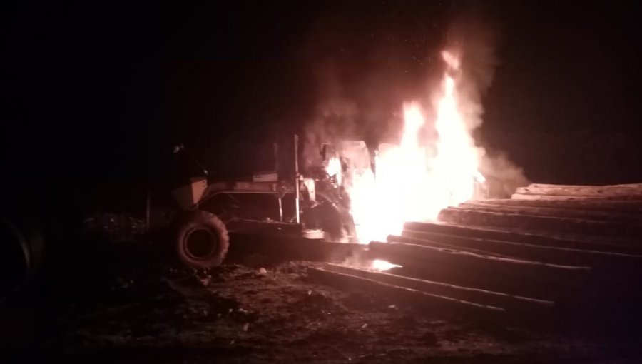 Ataque incendiario deja camiones y maquinaria forestal destruidos en ruta que une Valdivia con Paillaco