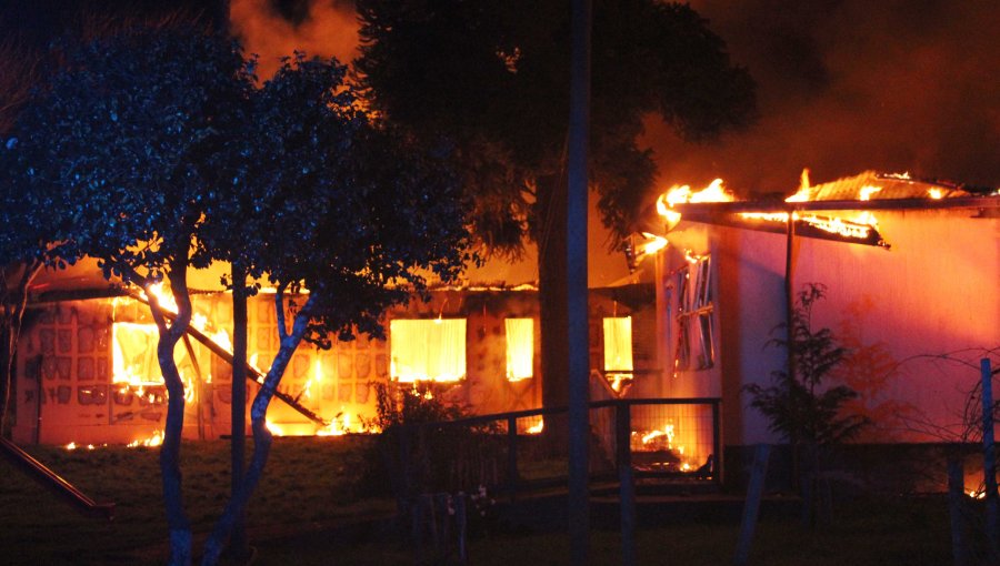 Casa patronal quedó completamente destruida tras ataque incendiario en Cañete