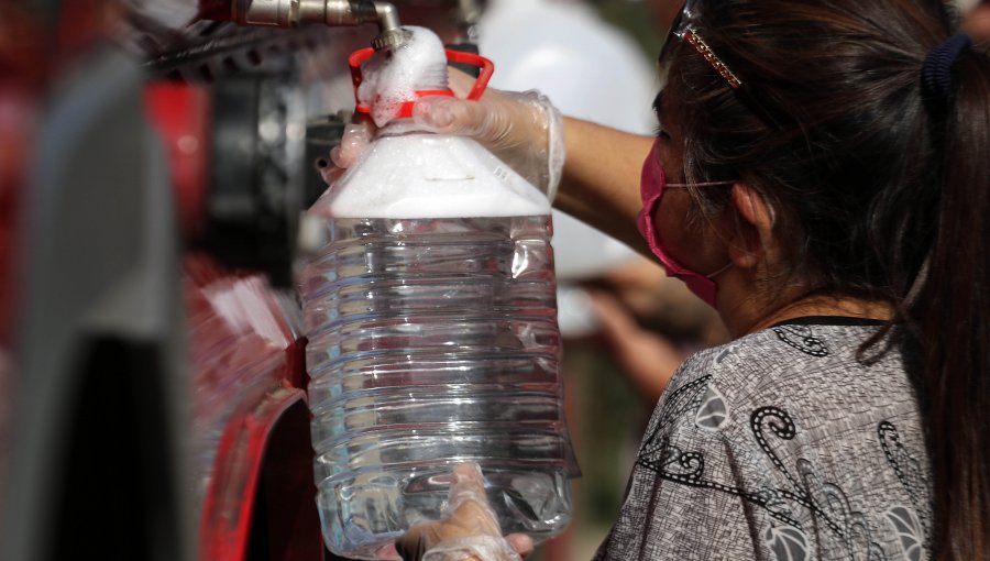 Pese a orden judicial de entregarles 100 litros diarios de agua, vecinos de la provincia de Petorca denuncian recibir sólo 20 litros