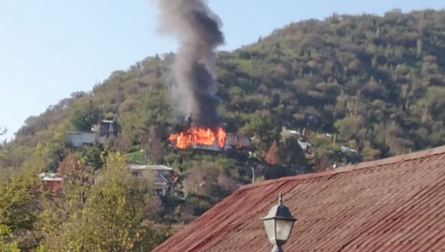 Incendio en ladera de un cerro consume totalmente una vivienda en la comuna de Olmué