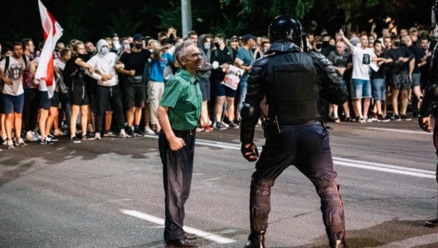 Policía de Bielorrusia dispara contra manifestantes que protestaban por reelección del presidente Lukashenko