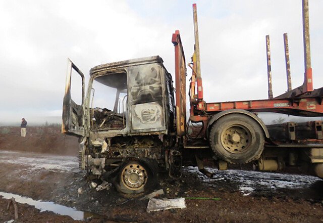 Dos camiones, una grúa y una cosechadora resultaron quemadas tras nuevo atentado en Arauco