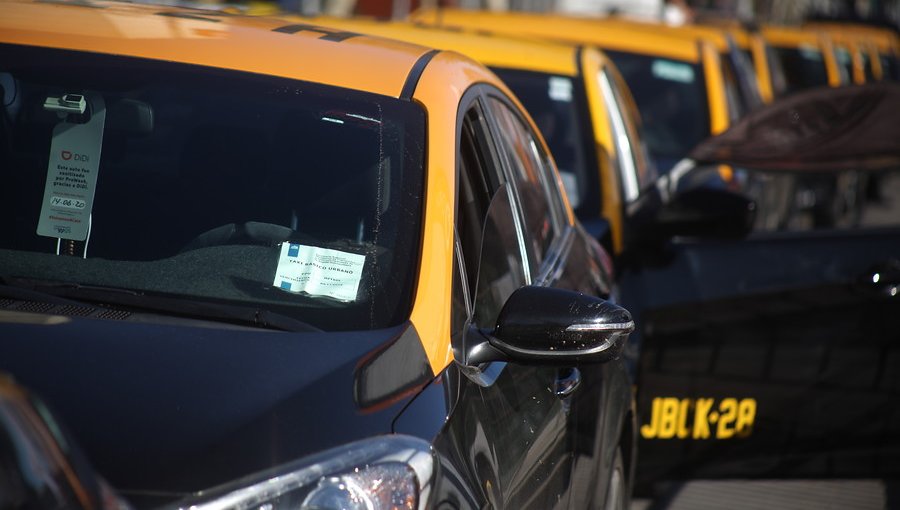 Taxistas, transporte escolar y microbuseros logran acuerdo con el Gobierno y recibirán bono de $350 mil por baja de pasajeros