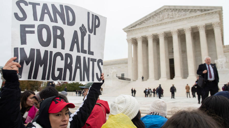 Tribunal falla a favor de la decisión de Trump de terminar con programa que protege de la deportación a miles de inmigrantes