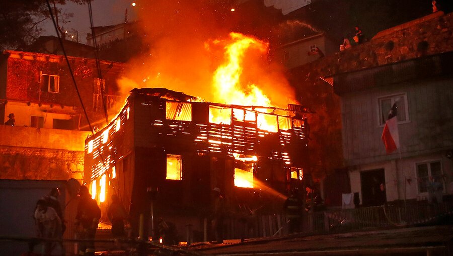 Incendio estructural consume casa habitación en el cerro Santo Domingo de Valparaíso