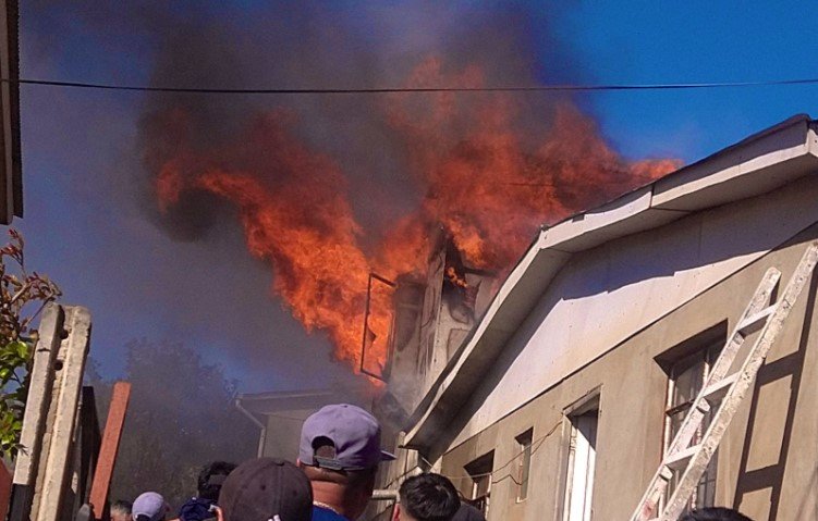Incendio consume segundo piso de vivienda ubicada en sector de Forestal Alto en Viña del Mar