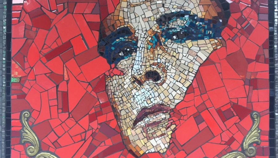 Desconocidos destruyeron mosaico en homenaje a Pedro Lemebel en el centro de Santiago