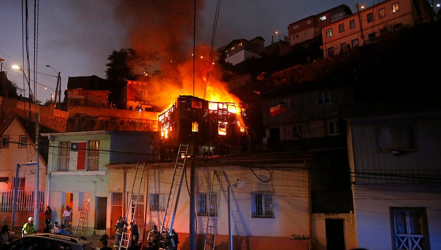 Bombero fue agredido por vecinos de casas que se incendiaban en Valparaíso
