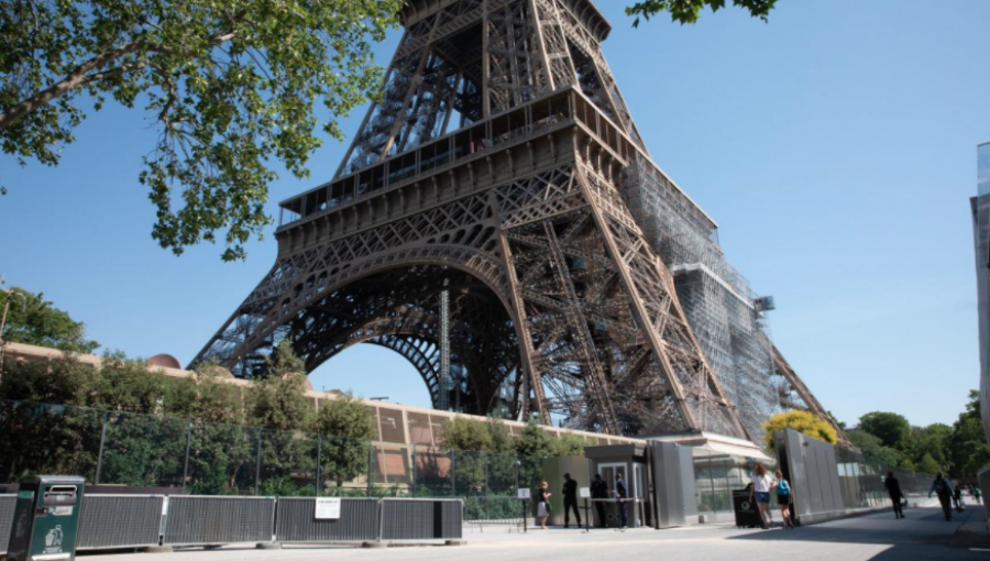 Evacúan la Torre Eiffel y sus alrededores por amenaza telefónica de bomba en el lugar