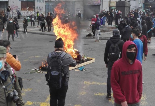 Barricadas y desórdenes se registraron en la plaza Aníbal Pinto de Valparaíso: hay tres detenidos