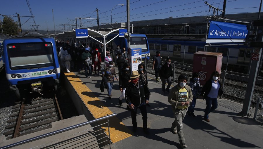 Buses en Santiago solo circularán hasta las 20:30 horas y el Metro en Valparaíso hasta las 19 horas