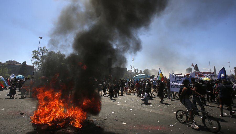 Fuertes enfrentamientos en Plaza Baquedano entre barristas, manifestantes y Carabineros