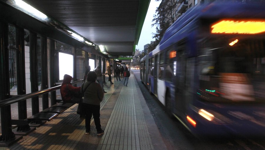 Transporte público adelantó cierre de operaciones en Santiago por razones de seguridad