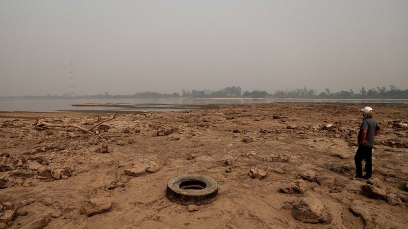 La histórica sequía del río Paraguay que tiene barcos sin poder navegar y amenaza a la economía del país