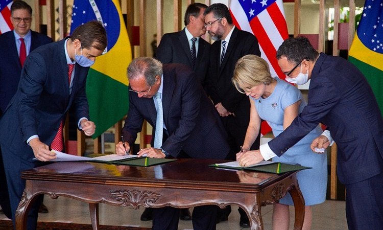 Estados Unidos y Brasil firman un acuerdo de US$845 millones para reforzar su relación comercial