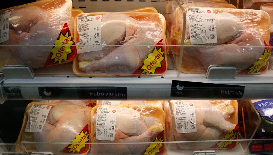 Agrupación demanda a supermercados y exige indemnización de $50 mil a cada chileno afectado por la "colusión de los pollos"