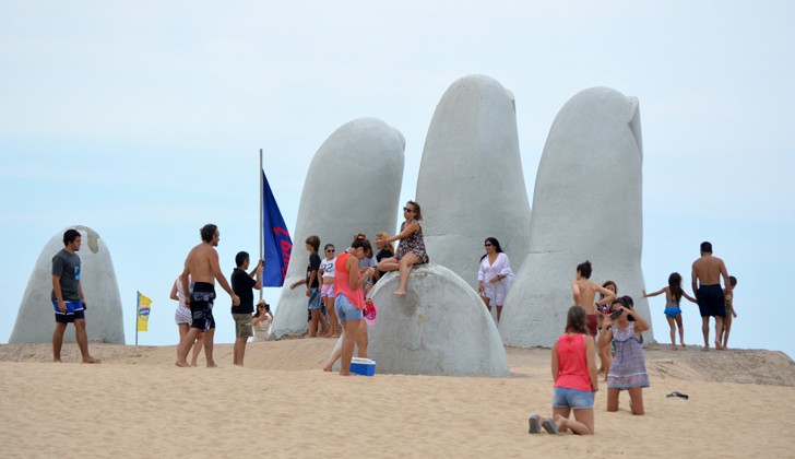 Uruguay anuncia el cierre de fronteras al turismo durante el verano para evitar propagación del Covid-19