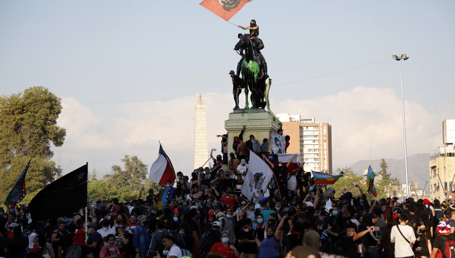 Se registran manifestaciones en Plaza Baquedano a minutos del cierre de mesas