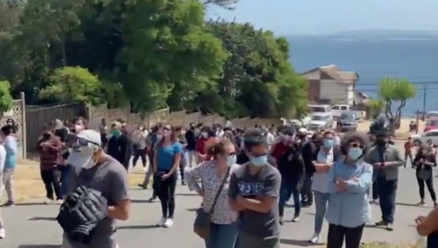 Largas filas se registraron en las afueras de colegio de Concón: Fuerzas Armadas debieron poner orden