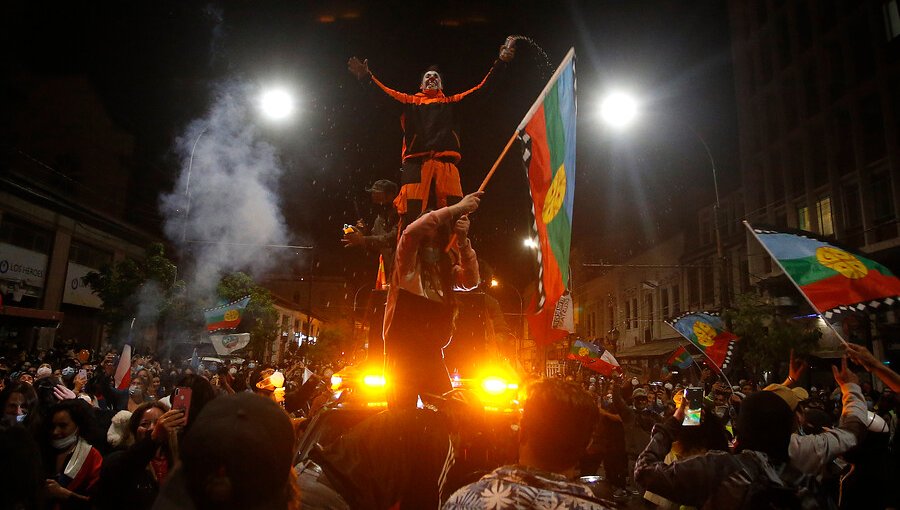 Masiva celebración por triunfo del «Apruebo» termina con intentos de saqueo en Valparaíso