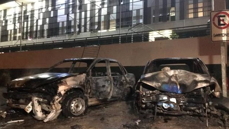 Un centenar de antisociales atacó comisaría de Carabineros en Concón y quemó cuatro vehículos