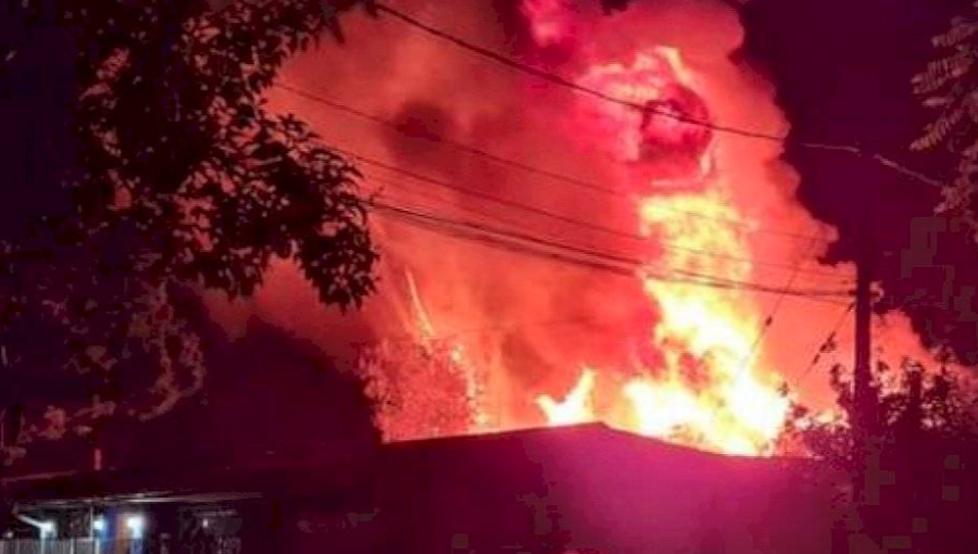 Tres hermanos fallecieron a raíz de un incendio en Lo Espejo: fuego arrasó con cinco casas
