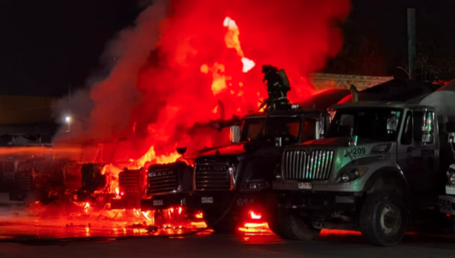 Cinco camiones quemados deja incendio en empresa de cementos de Renca