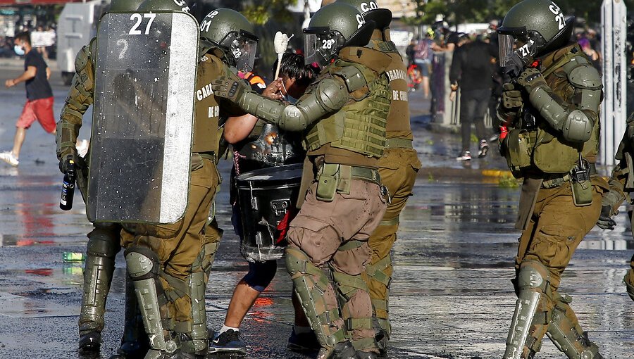 Al menos 20 detenidos deja nueva jornada de manifestaciones y disturbios en plaza Baquedano