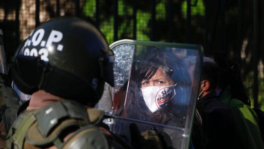 Un centenar de personas se manifestó en el plan de Valparaíso: hubo enfrentamientos con Carabineros