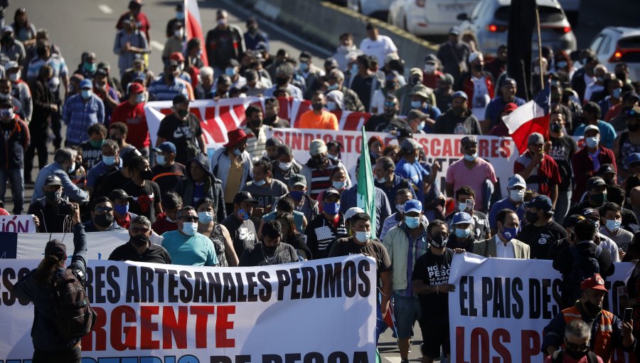 Pescadores de Valparaíso marcharon hacia el Congreso Nacional exigiendo la nulidad de la Ley de Pesca