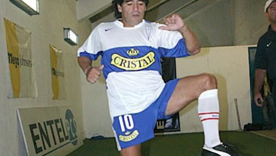 El día que Maradona se puso la camiseta de la UC y le hizo una reverencia a los cruzados