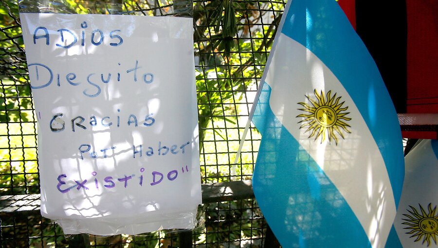 Hinchas del fútbol llegan a la embajada de Argentina en Santiago para despedir a Diego Maradona