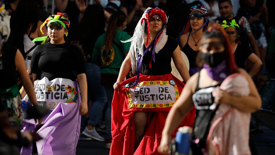 Cientos de mujeres se manifestaron en pleno centro de Valparaíso contra la violencia sexista