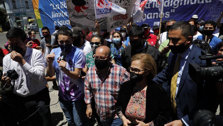 Bus de la Diversidad recorrió las calles de Valparaíso: hija de Marcela Aranda lideró la acción