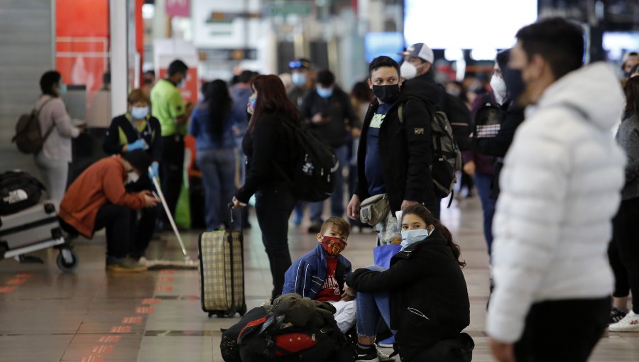 48 extranjeros fueron devueltos a sus países desde el aeropuerto de Santiago tras reapertura de fronteras