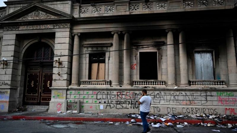 Guatemala anula el presupuesto que motivó las movilizaciones que acabaron con el Congreso en llamas