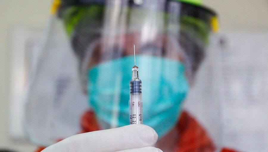 Inspectoras del Instituto de Salud Pública fiscalizarán en China fabricación de vacuna Sinovac