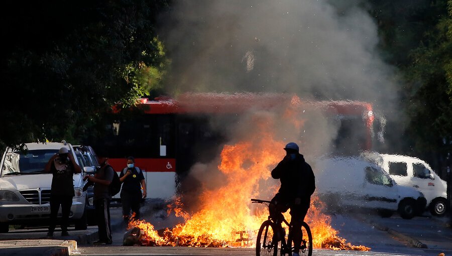 Al menos siete detenidos y cuatro buses RED quemados tras manifestaciones y disturbios en el centro de Santiago