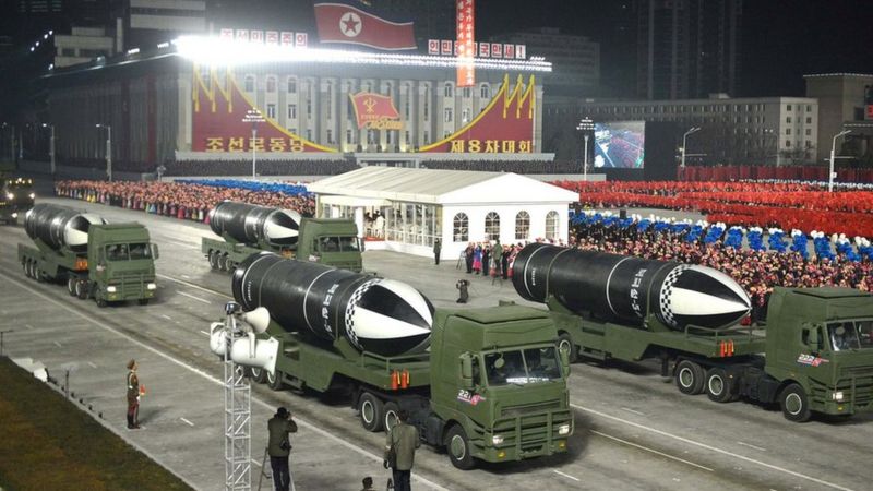 Corea del Norte exhibe un nuevo misil que describe como "el arma más poderosa del mundo"