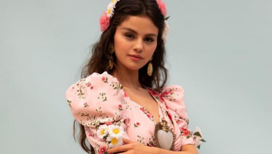 Selena Gomez lanza su nuevo single "De una vez" cantando completamente en español