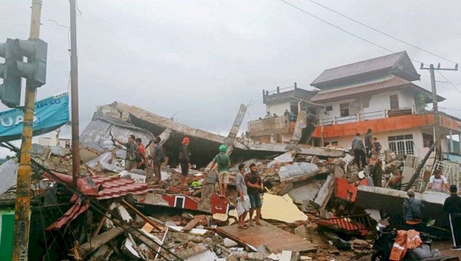 Al menos 35 muertos y 600 heridos tras terremoto magnitud 6,2 en Indonesia