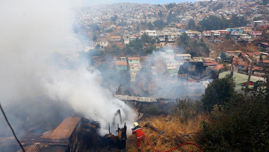 Seis viviendas destruidas y 18 damnificados dejó incendio en cerro Toro de Valparaíso