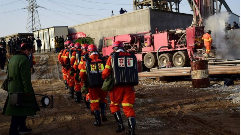 Al menos 12 mineros atrapados tras explosión en una mina de oro en China continúan con vida