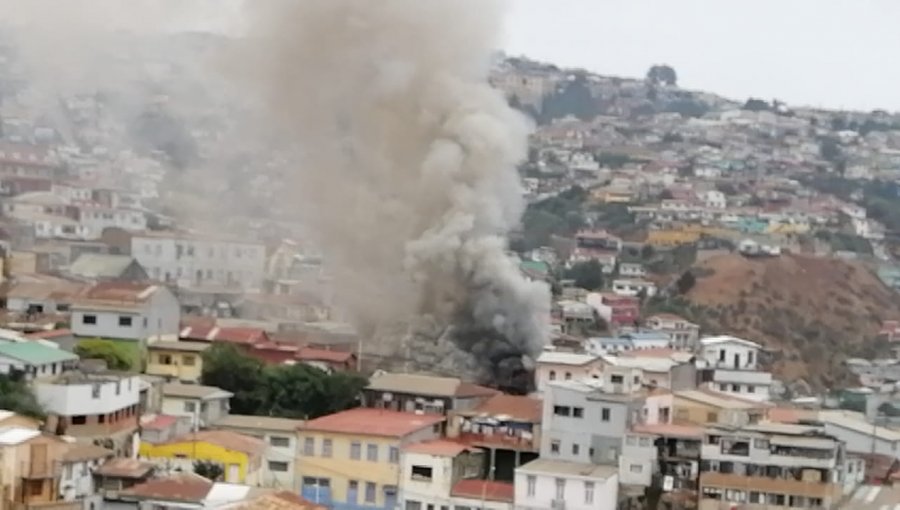 Nuevo incendio en Valparaíso afectó a cuatro viviendas y dejó damnificados en el cerro Cordillera