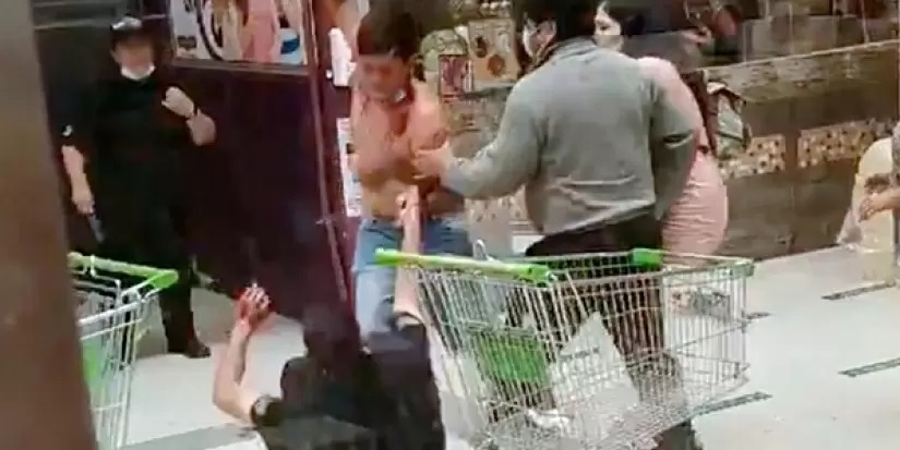 Dos guardias apuñalados deja violenta riña en supermercado de Colina: atacante es menor de edad