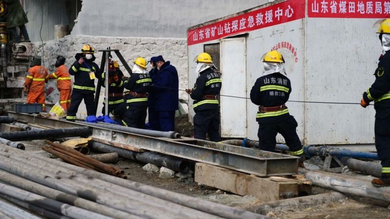 Rescatan a 11 mineros que estuvieron atrapados durante dos semanas en una mina de oro en China