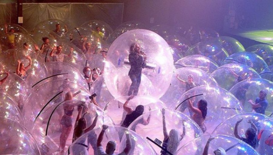 The Flaming Lips realizaron el primer concierto en burbujas inflables