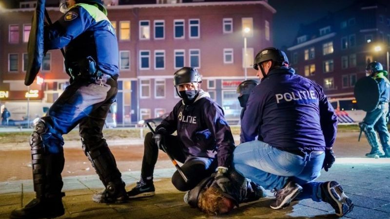 Tres noches de violentas protestas contra el toque de queda dejan más de 250 detenidos en los Países Bajos