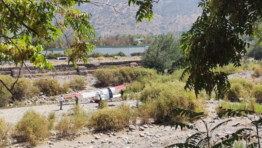 Avioneta de la FACh se estrelló en el lecho del río Mapocho a la altura de Vitacura