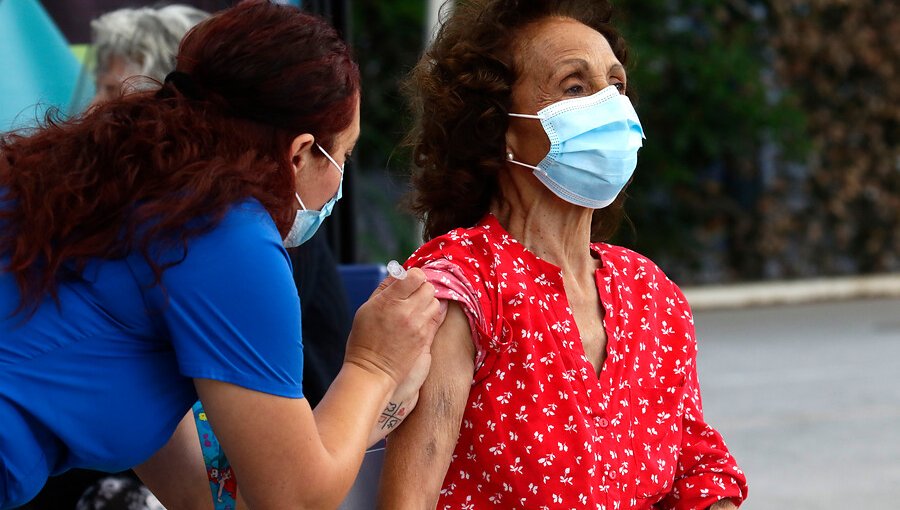 Más de 3,3 millones de personas se han vacunado contra el coronavirus en Chile